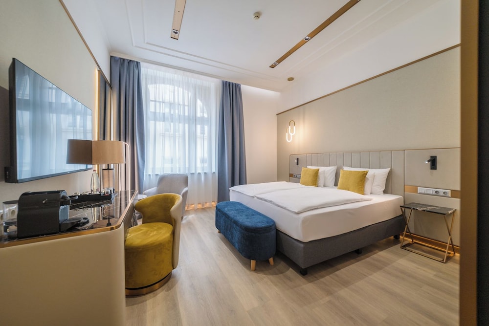 Plus, Premium, Queen Bed