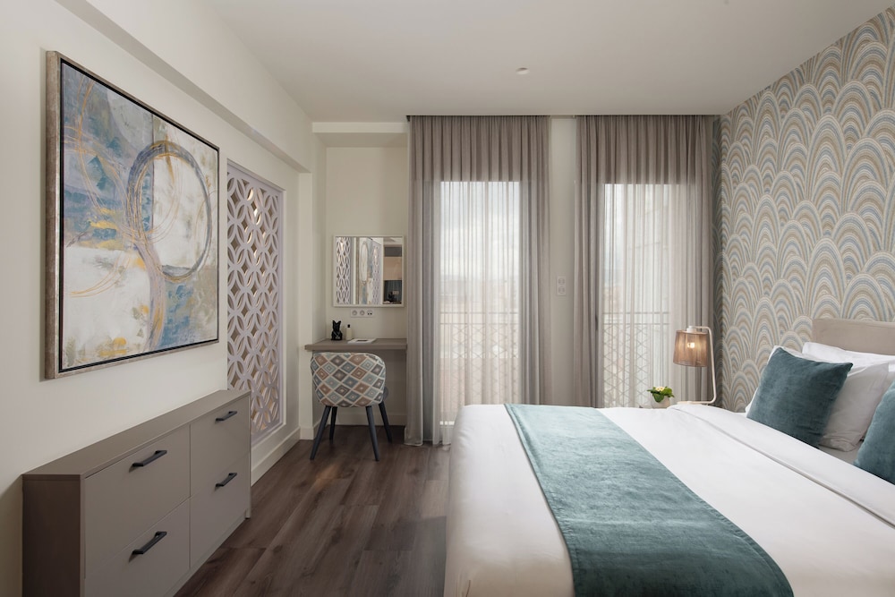 EXECUTIVE, SUITE
