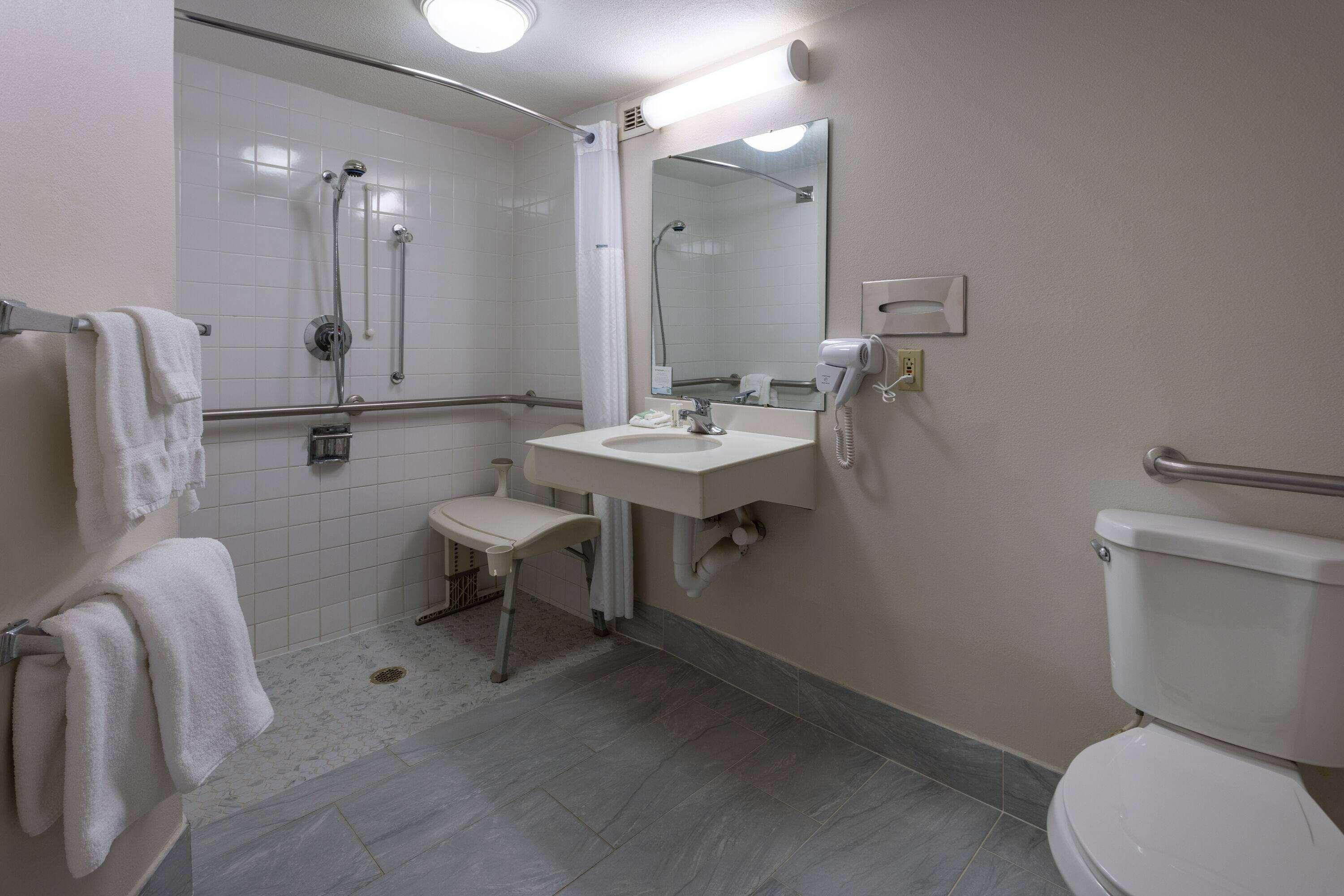 غرفة بسرير كوين لذوي الإعاقة، La Quinta Inn & Suites by Wyndham Kingsport Tri-Cities 3/3