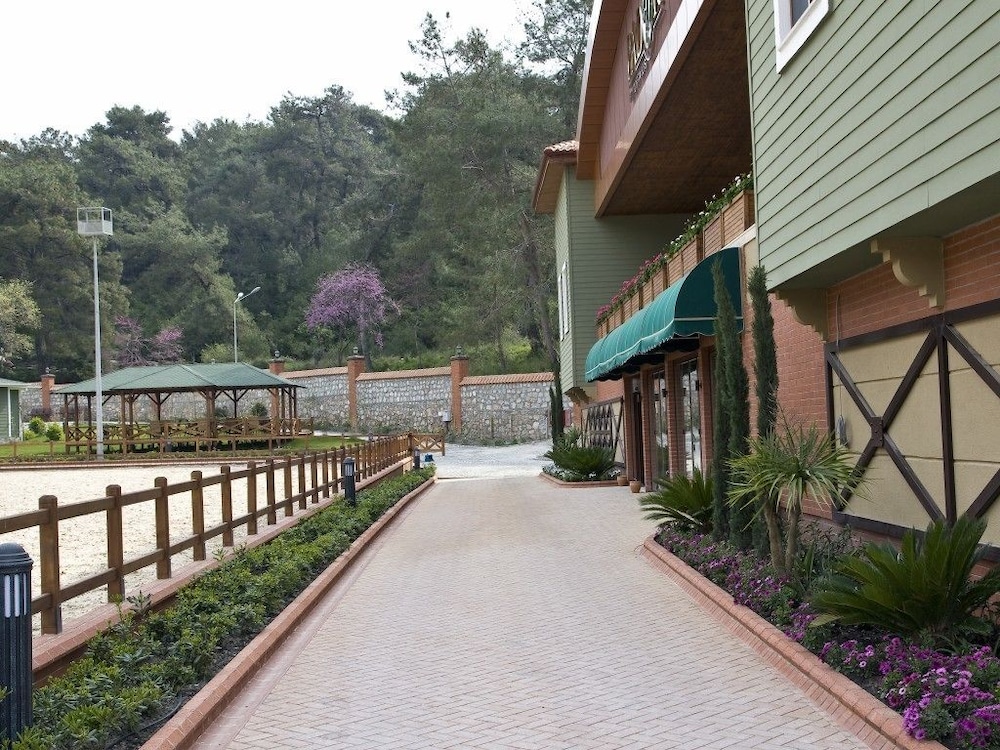 Padok Premium Hotel and Stables 43/44
