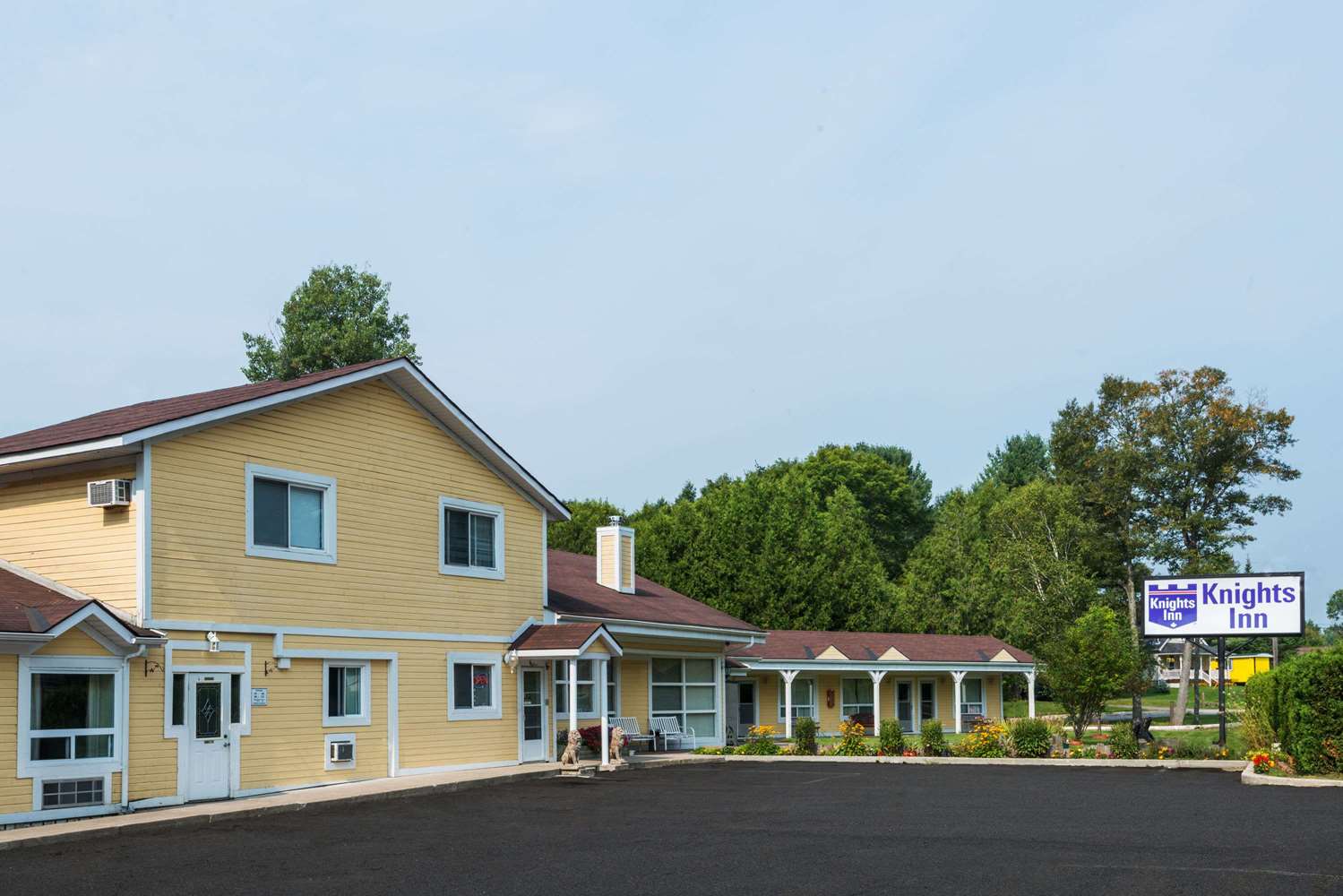 Knights Inn Bracebridge 2/7
