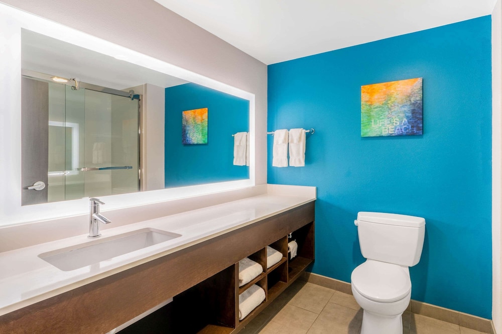 La Quinta Inn & Suites by Wyndham Oklahoma City Airport 6/50