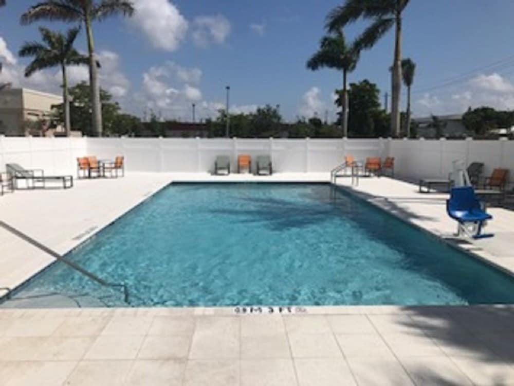Holiday Inn Express Suites Boynton Beach West 36/71