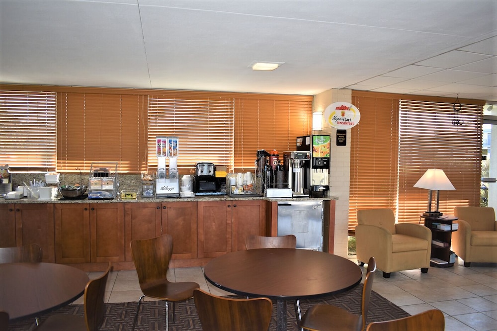 Super 8 by Wyndham Ocala I-75 42/56
