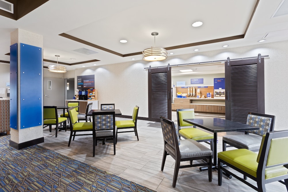 Holiday Inn Express Hotel & Suites Largo-Clearwater 33/40