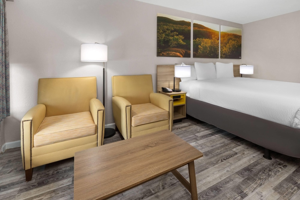 Days Inn by Wyndham Branson Ozarks 43/65