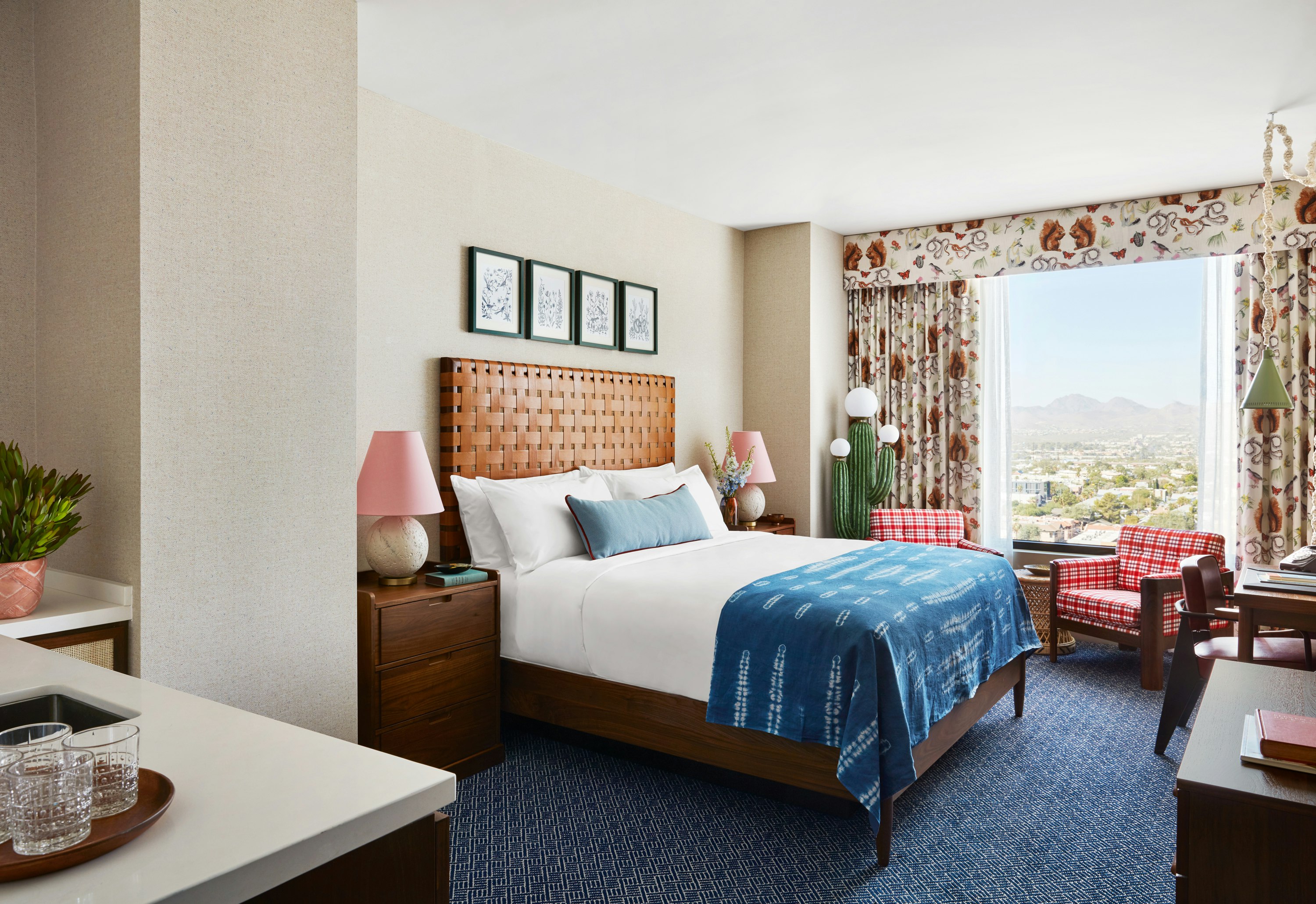 GRADUATE, KING BED, MOUNTAIN VIEW