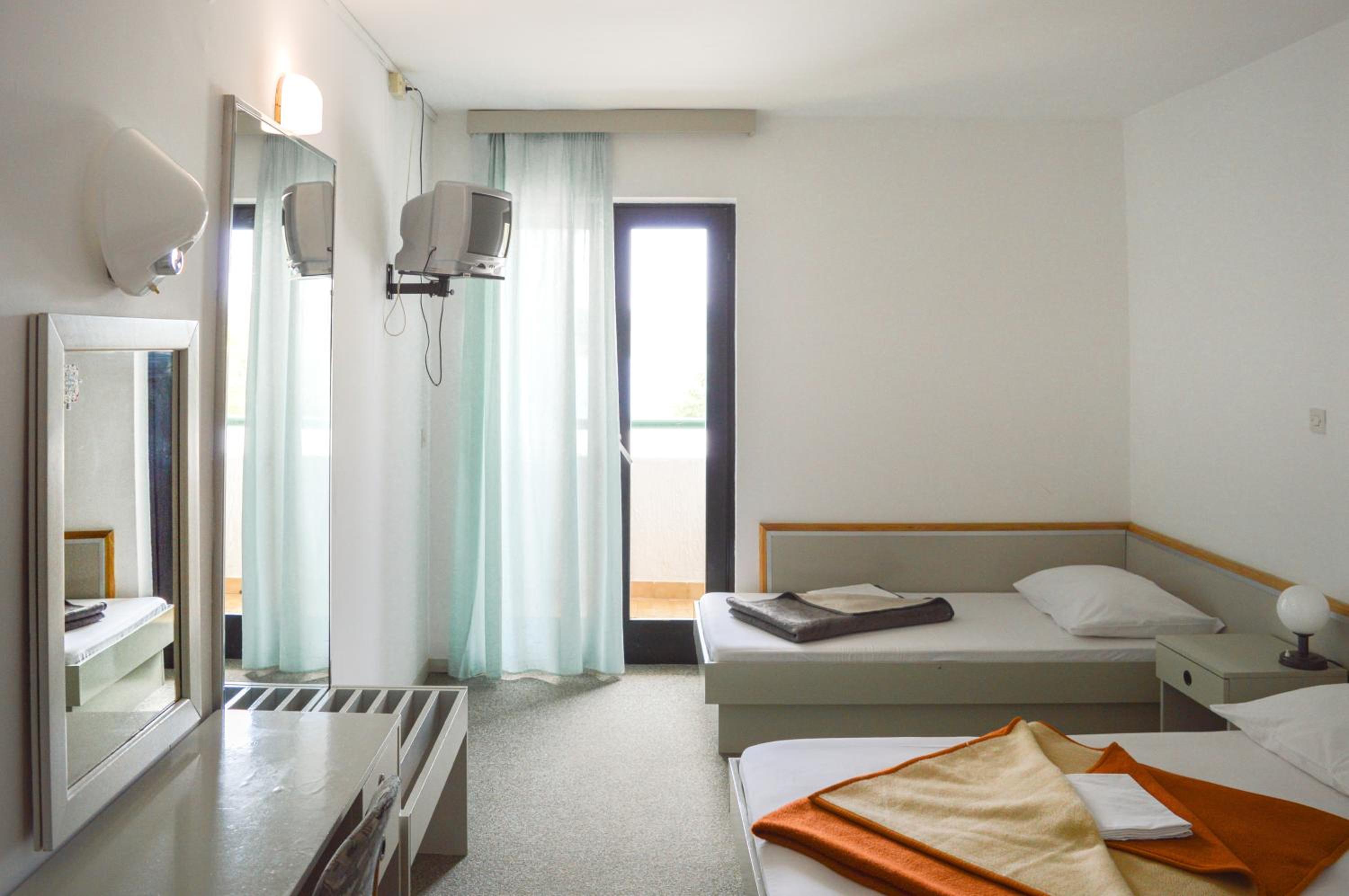 غرفة ثلاثية بإطلالة على البحر بشرفة، Hotel Miran Pirovac 3/4