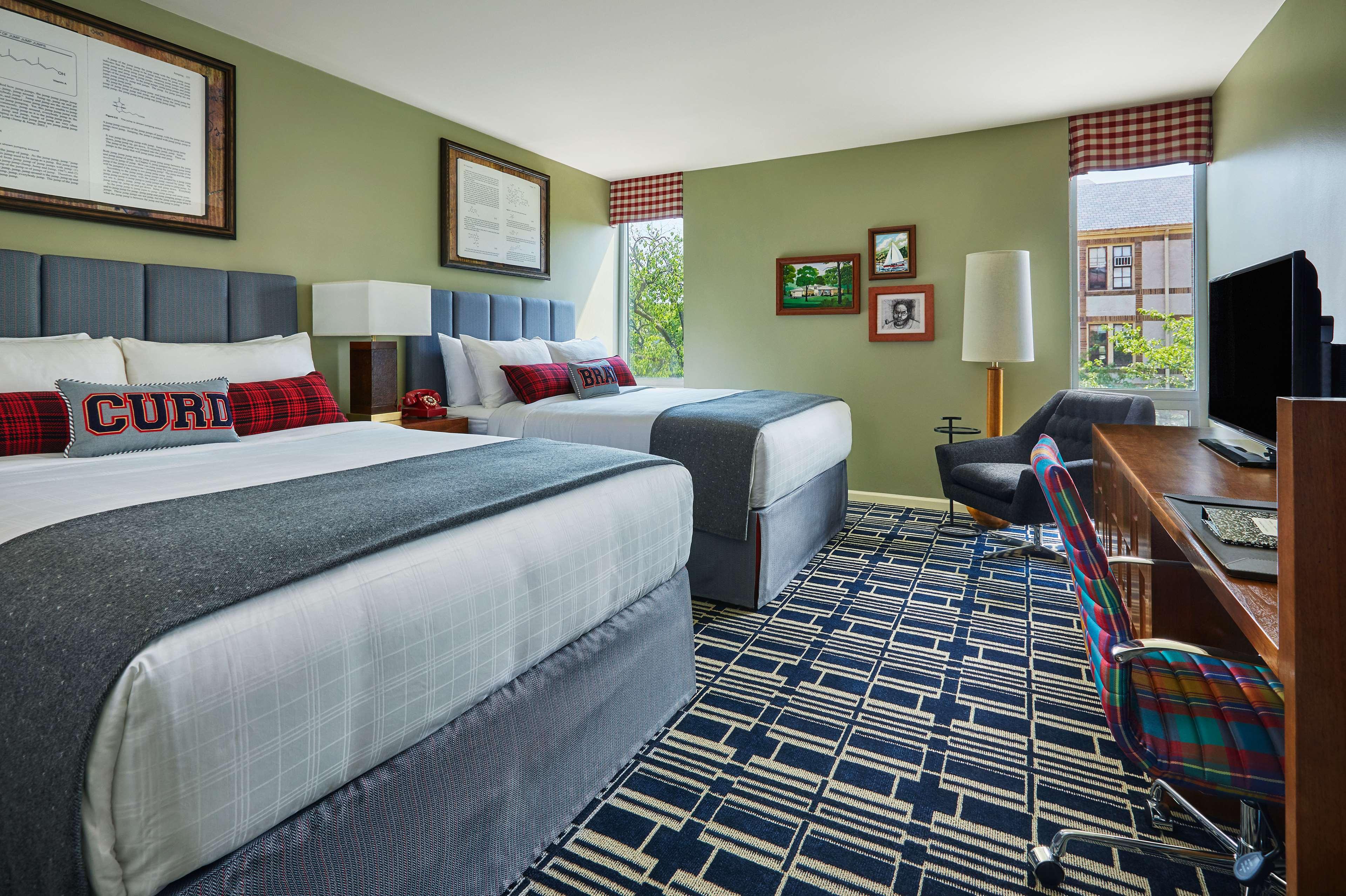 GRADUATE, 2 QUEEN BEDS