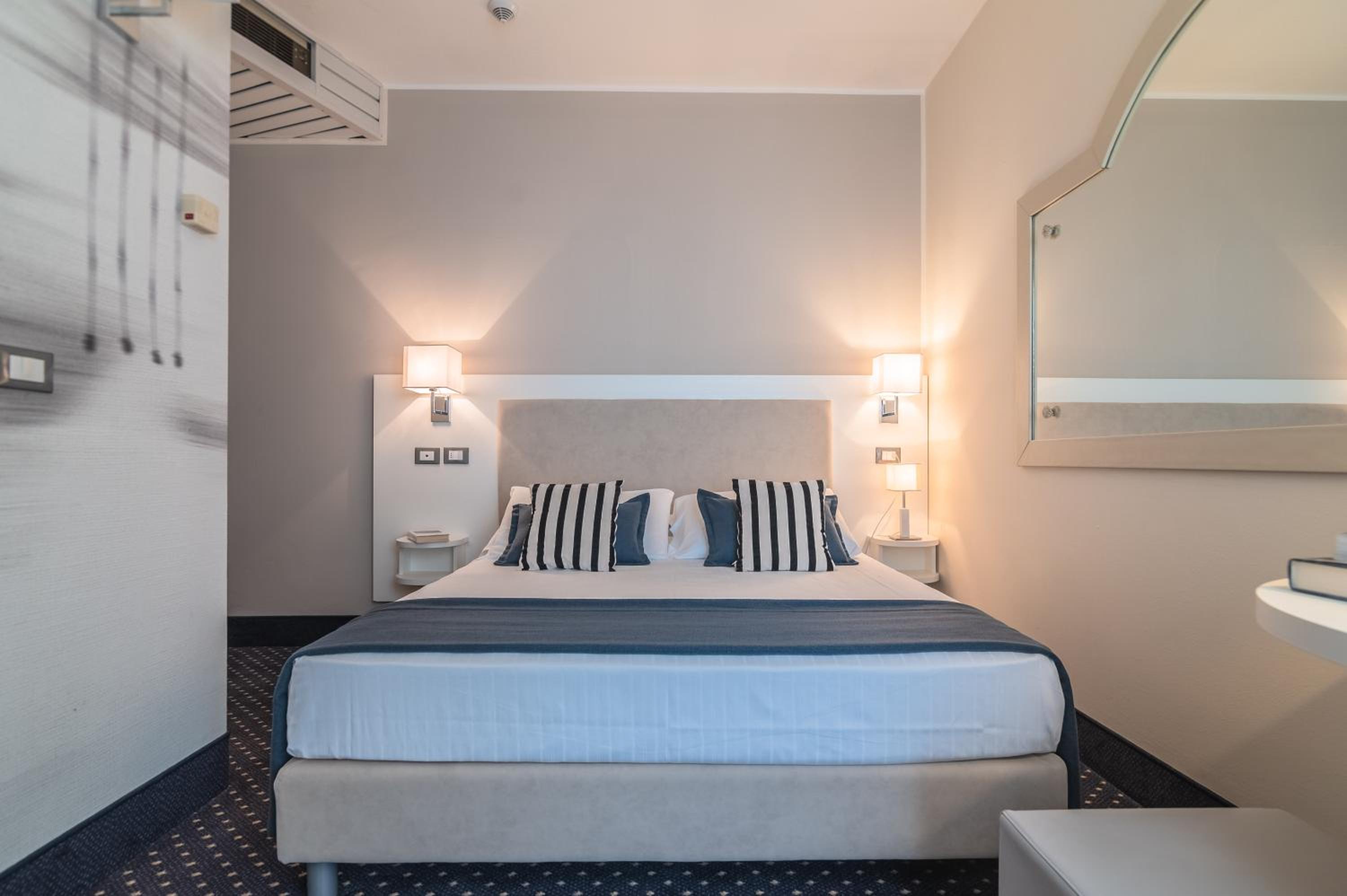 Classic, Double or Twin Bed, Lateral Side Sea View, Balcony