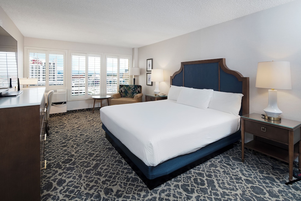 DELUXE, KING BED
