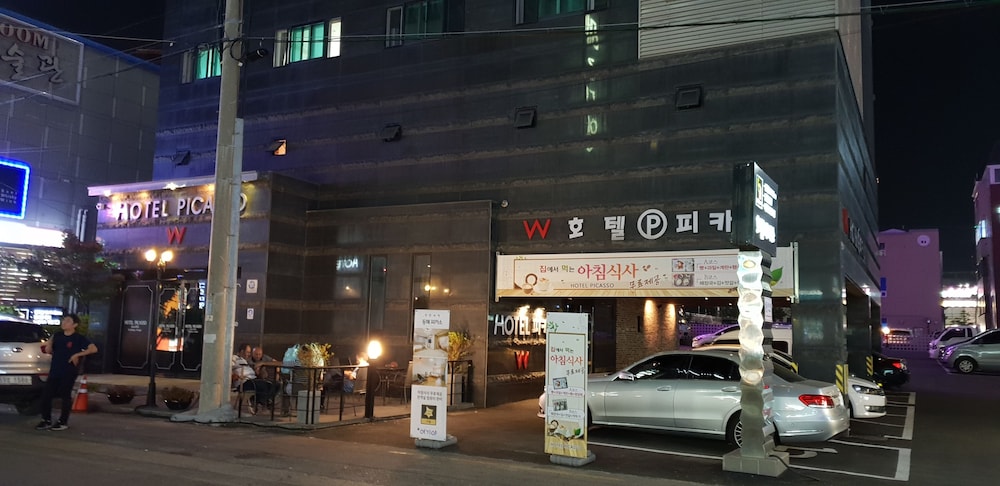 Picasso Hotel 4/66