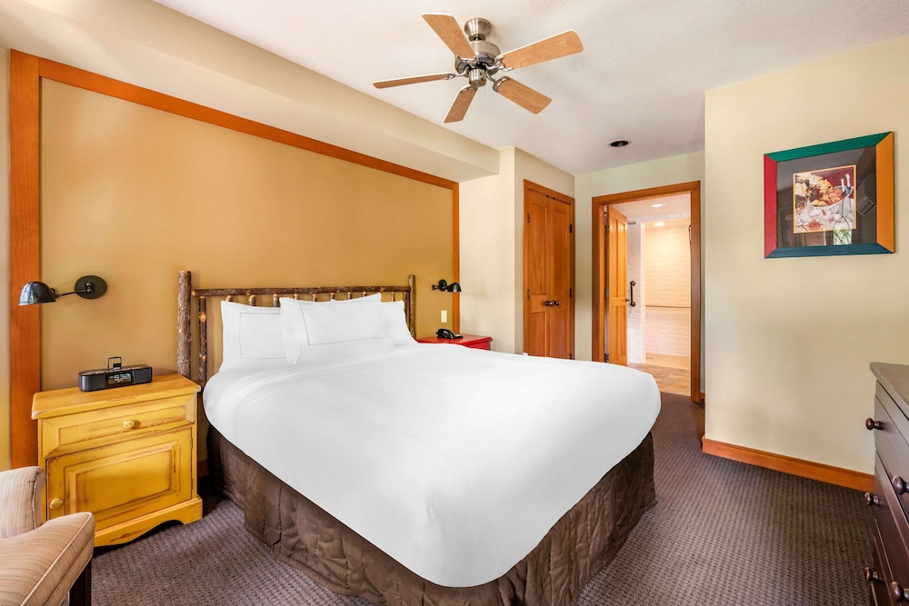 1 BEDROOM, SUITE, QUEEN BED, ACCESSIBLE