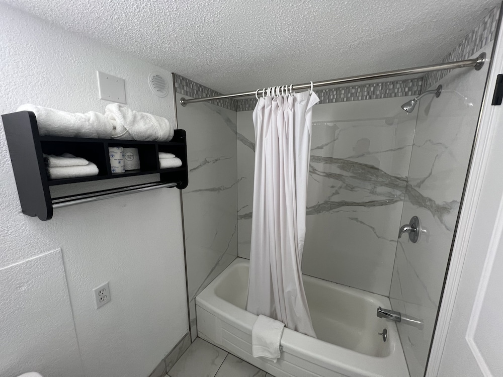 Dream Inn Fresno 50/50