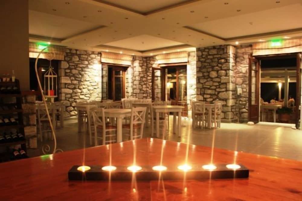 ITILO TRADITIONAL HOTEL 52/68