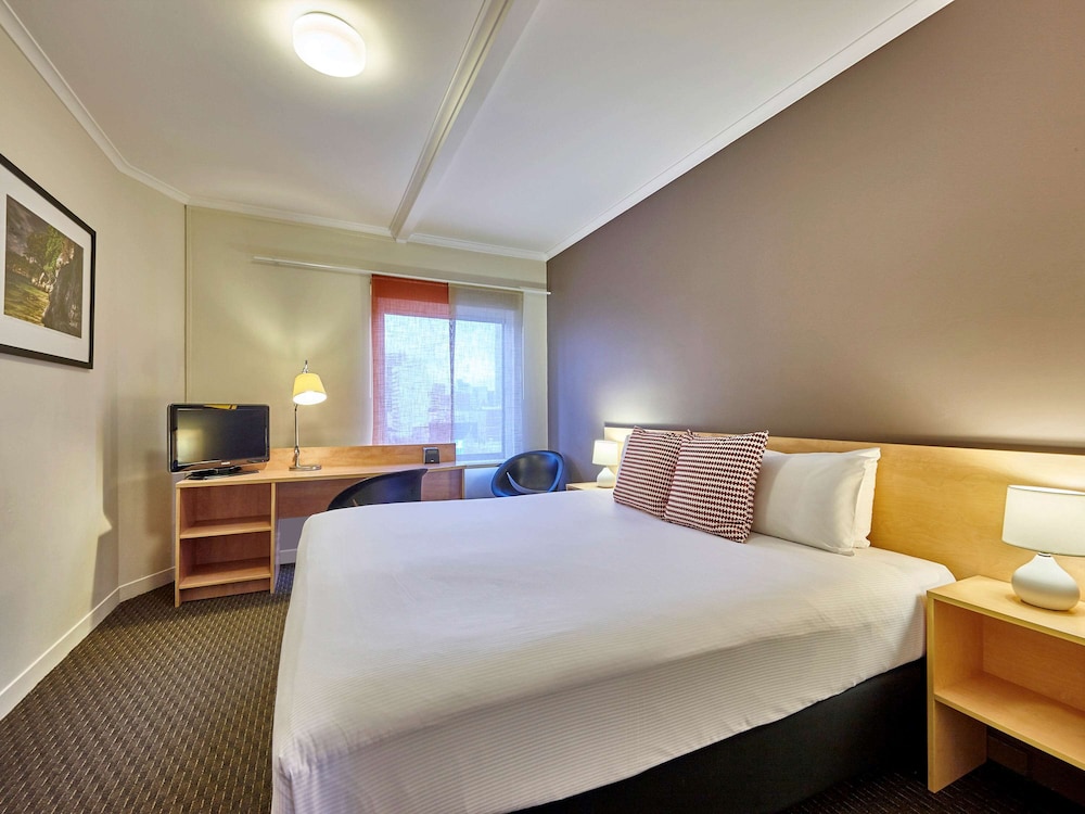 IBIS PERTH 13/70