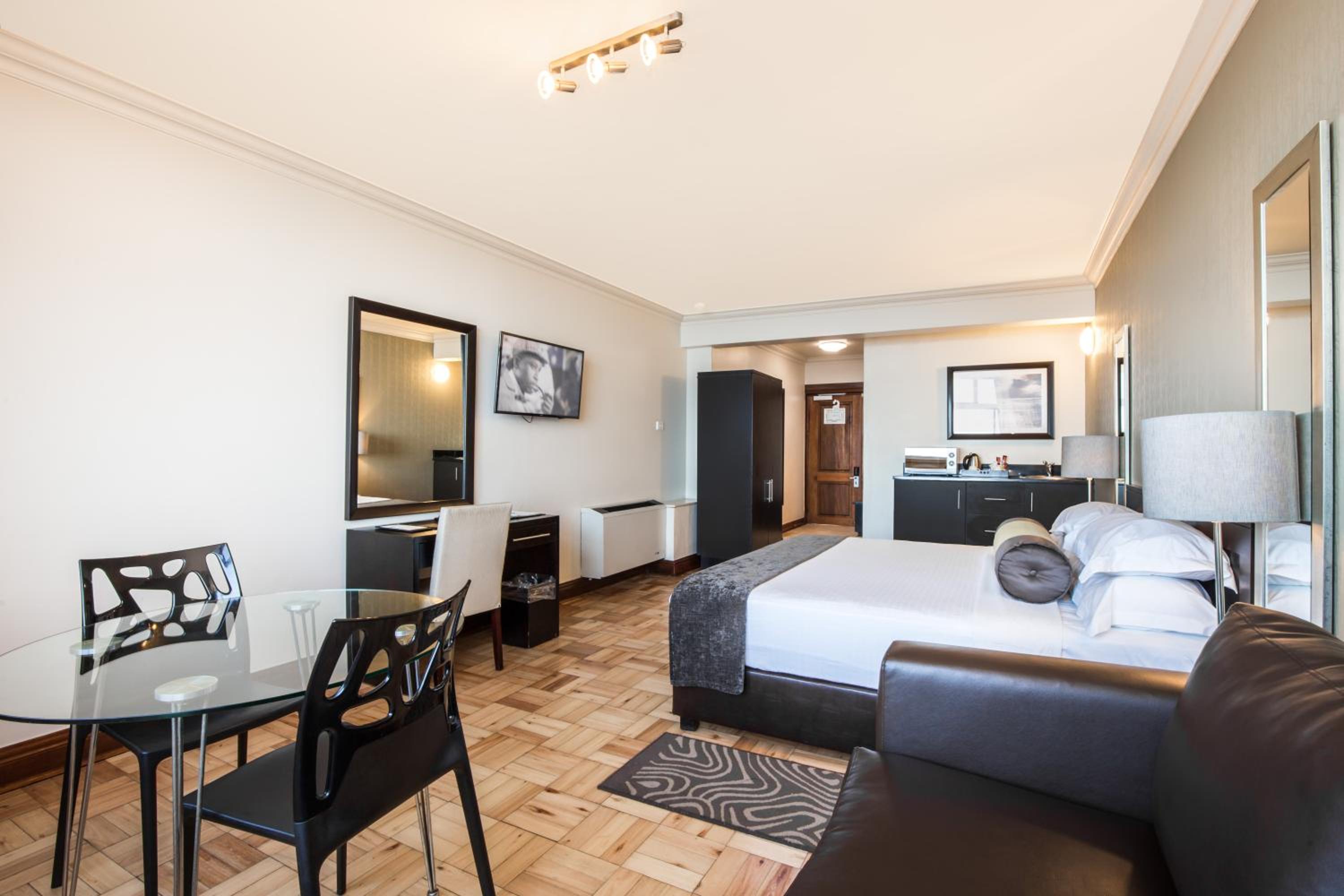 غرفة سوبيريور بسرير مزدوج أو سريرين منفصلين، Belaire Suites 3/10