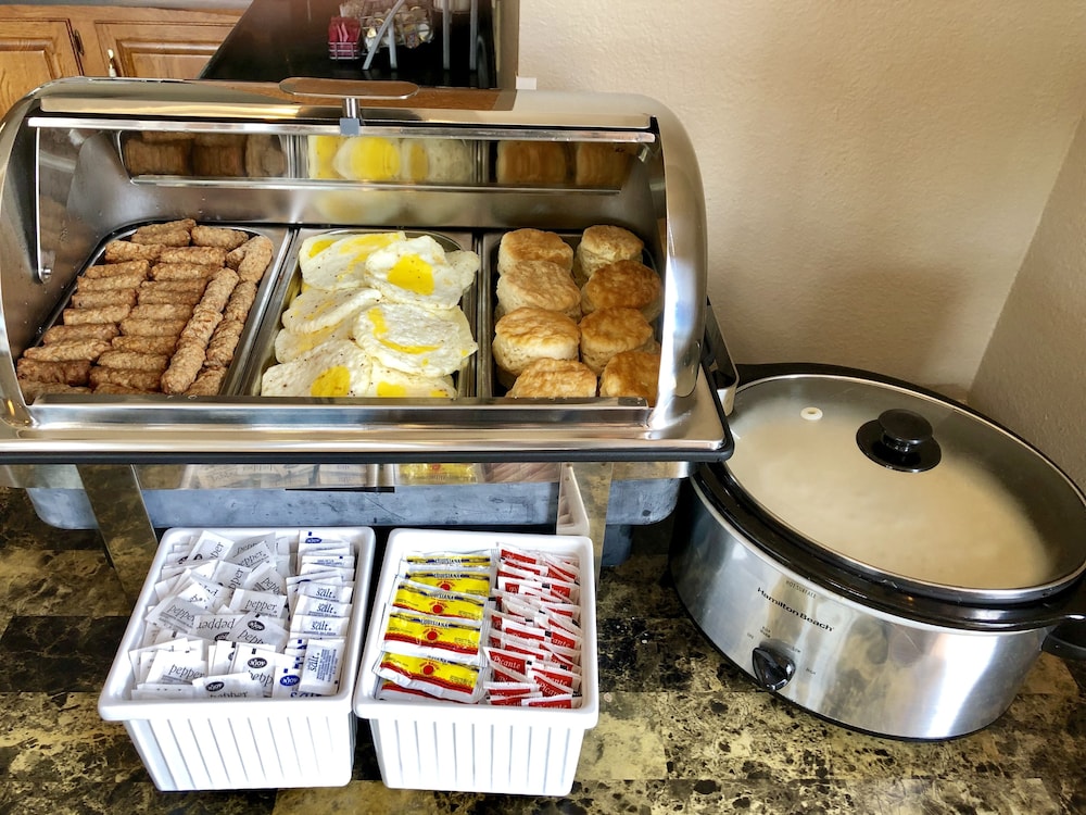 Super 8 by Wyndham Bolivar MO 20/28