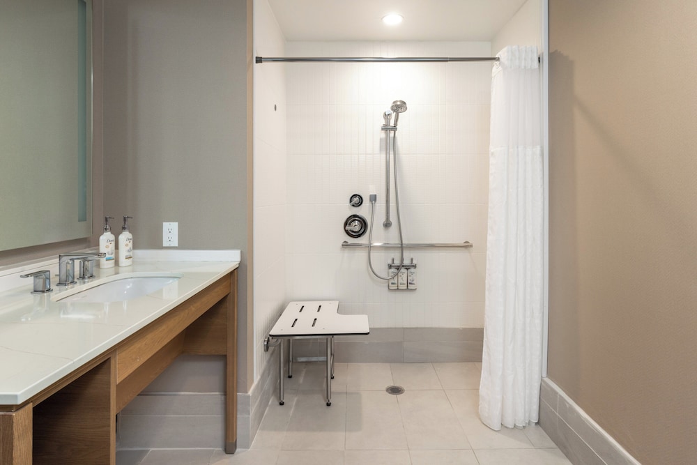 Suite, Queen Bed, Kitchen, Accessible