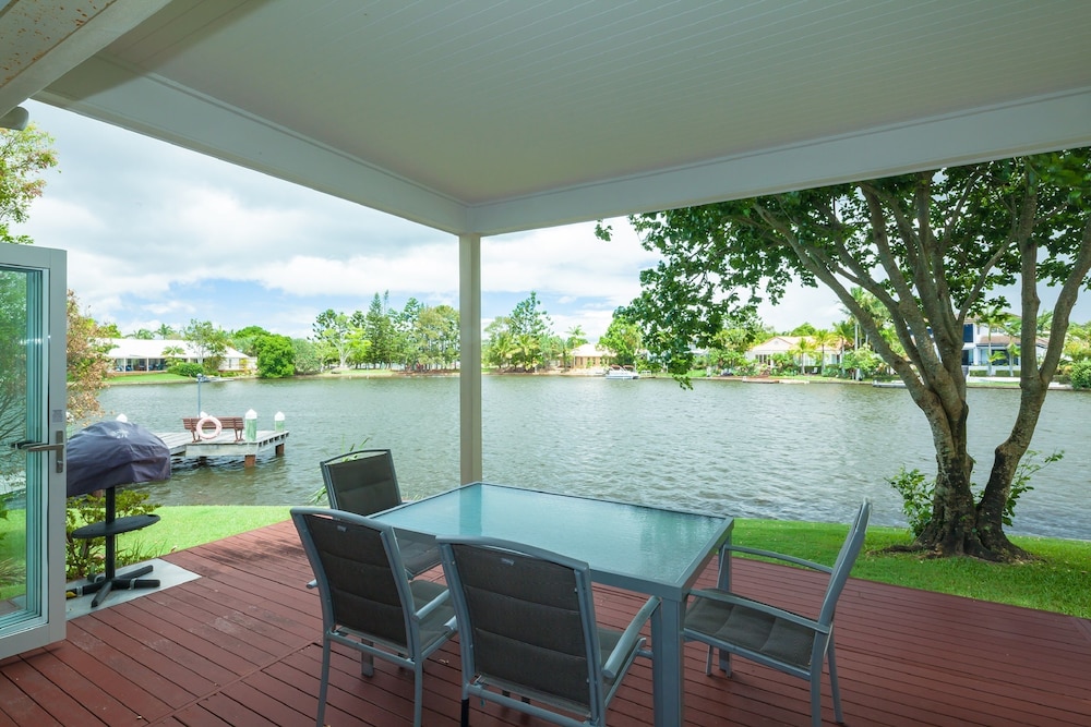 NOOSA ENTRANCE WATERFRONT RESORT 50/80