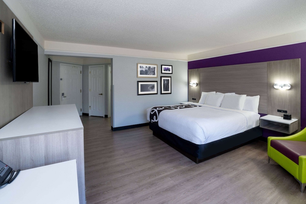 غرفة بسرير كينج، La Quinta Inn & Suites by Wyndham Birmingham Hoover 5/8