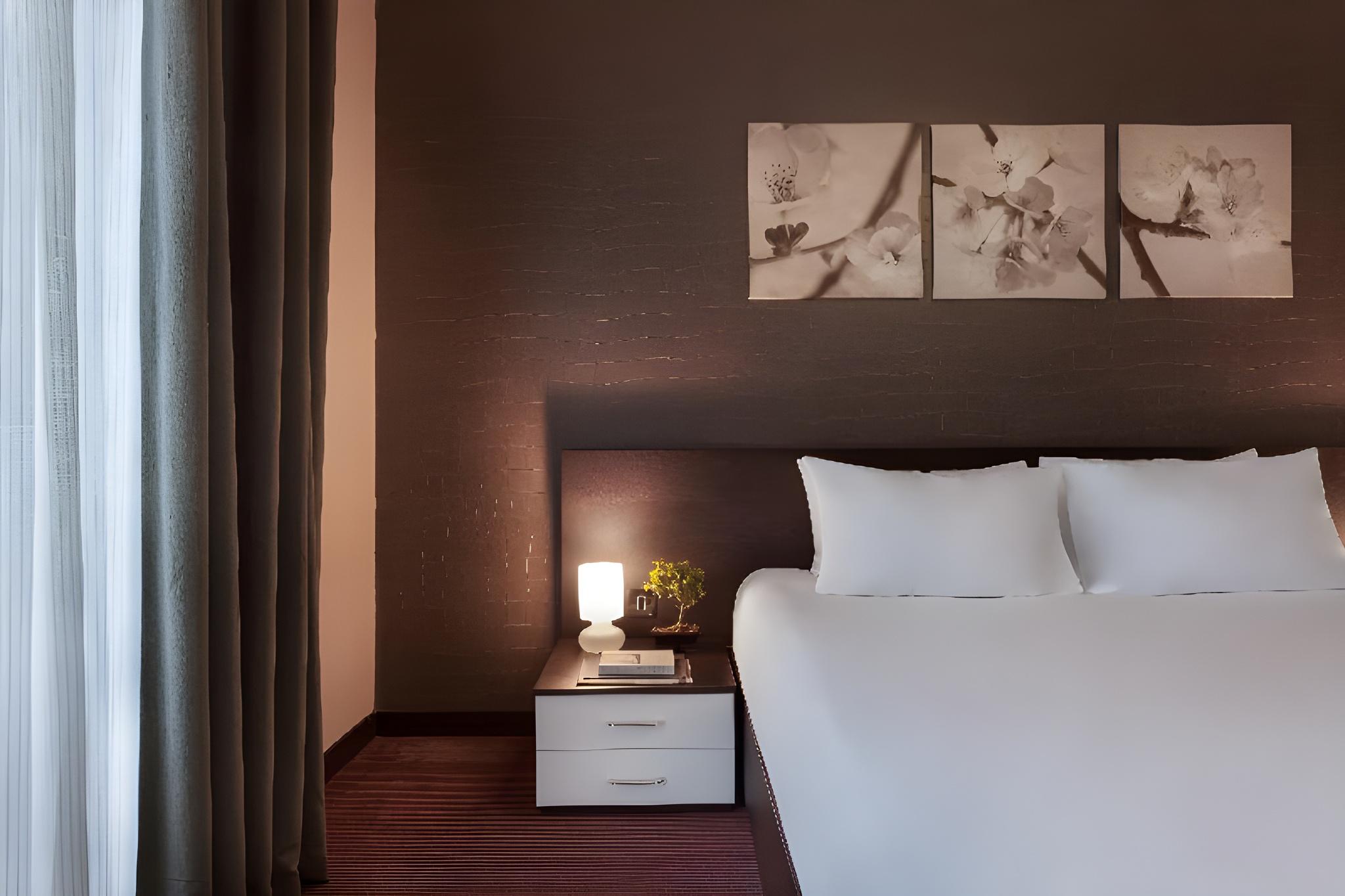 Deluxe, Argento Hotel 2/2
