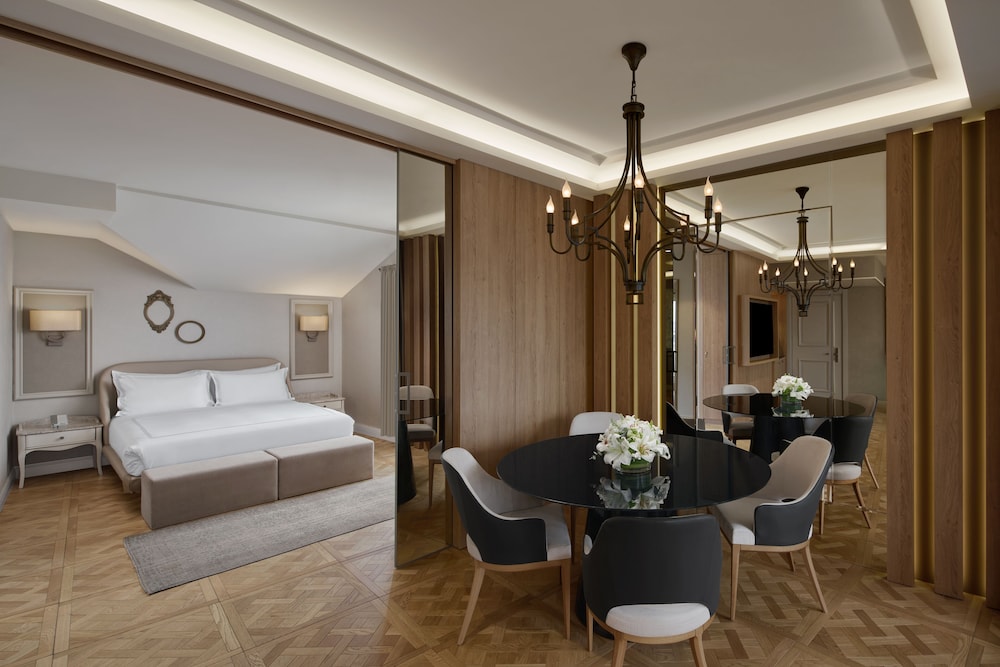 Signature, Gold, Horn, Suite, King Bed, Terrace