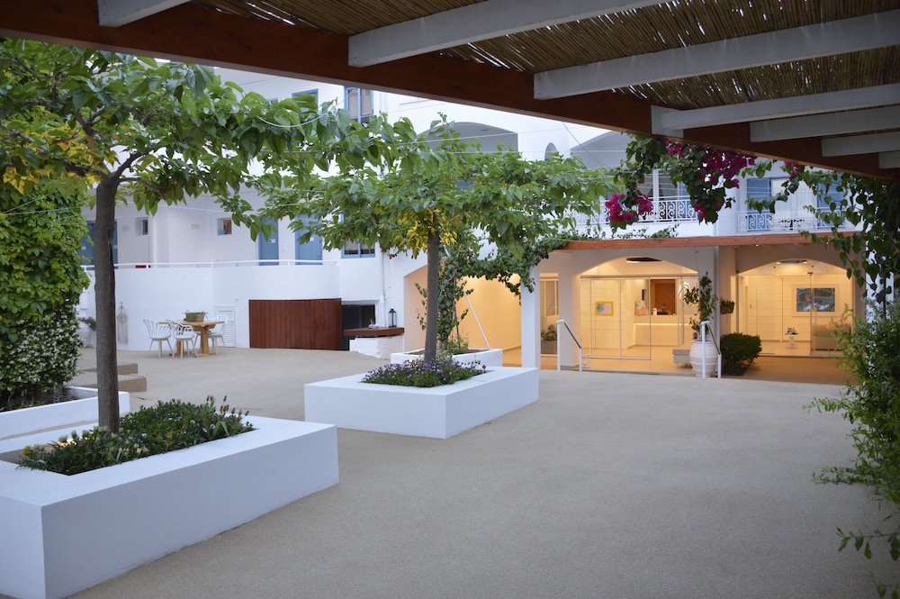 Oasis Beach Hotel Spa 9/76
