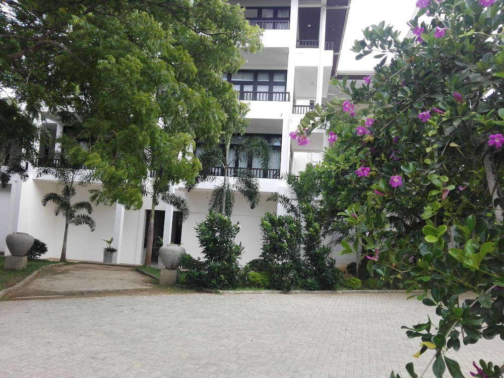 Lagoon Paradise Beach Resort 50/60