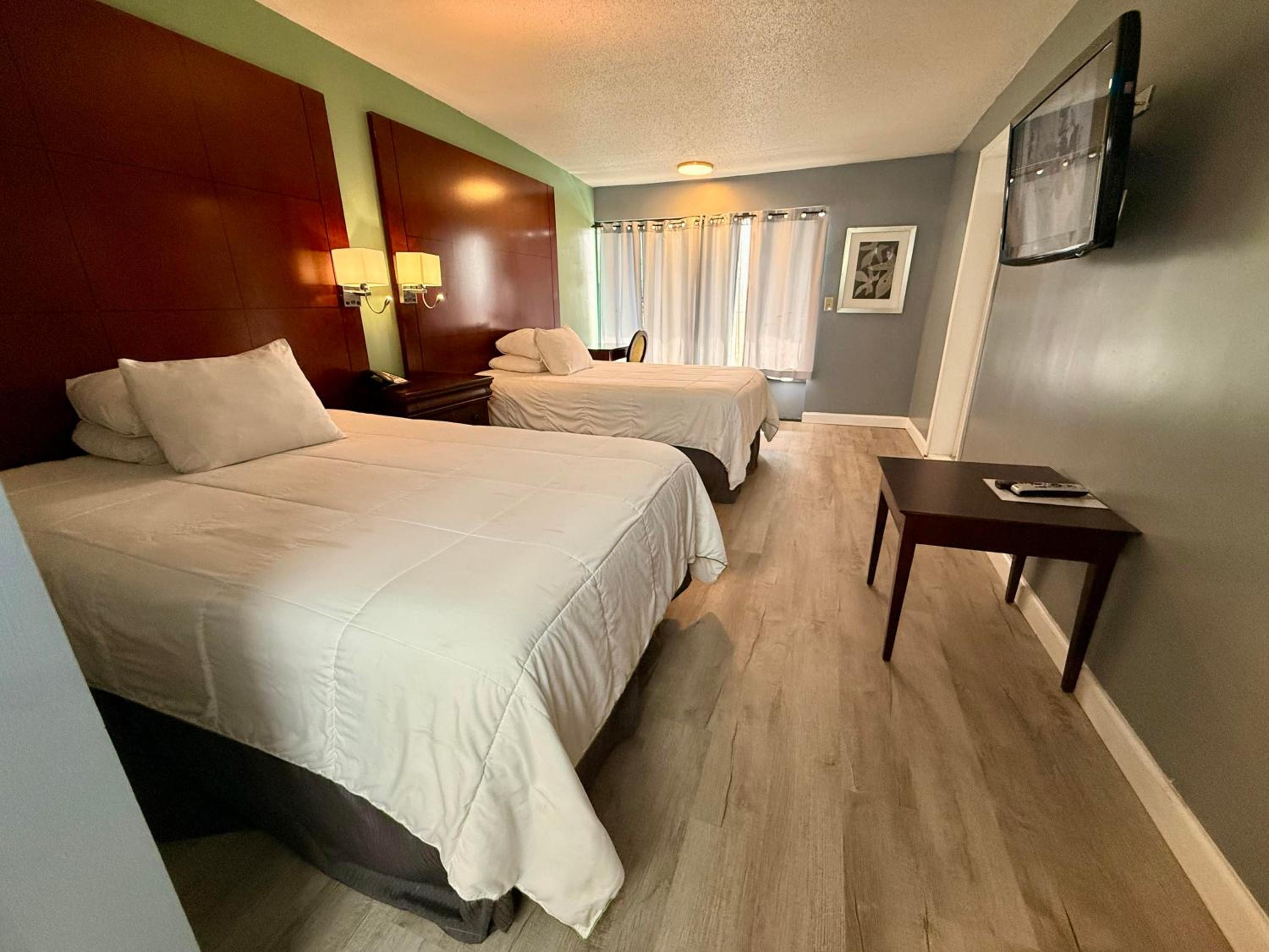 Adjoining, Suite, 2 Double Beds, Smoking, Accessible