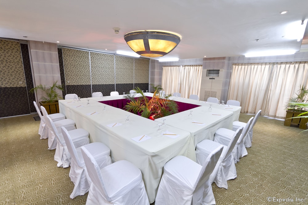 Crown Regency Suites Mactan 59/74