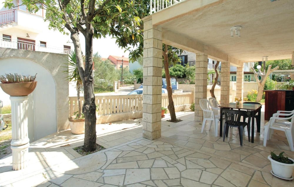 DRAGAN'S DEN HOSTEL 23/49