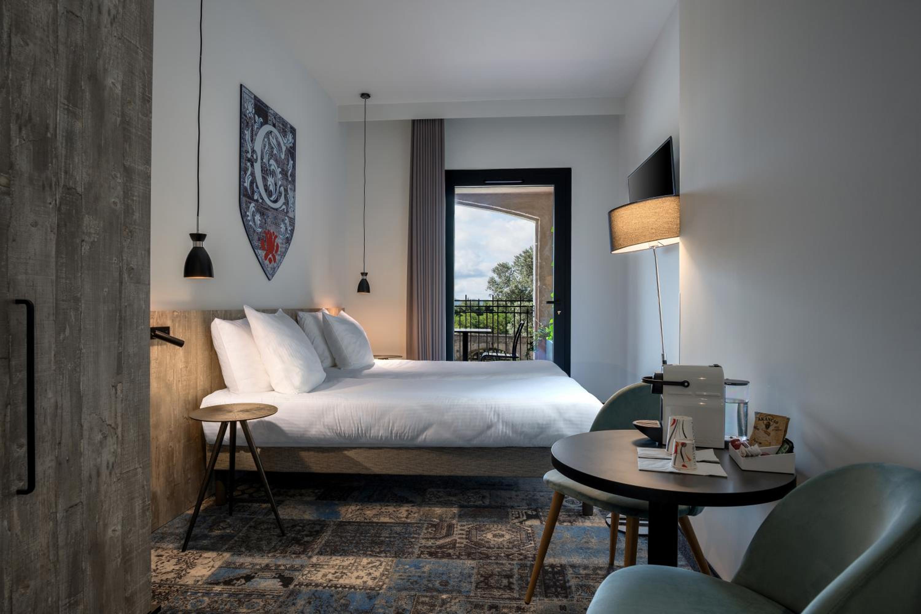 Deluxe, Twin Beds, Castle View