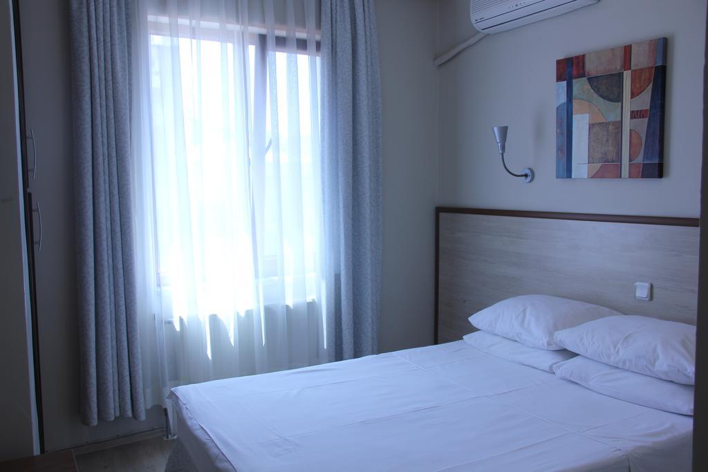 Crowded House Hotel 5/24