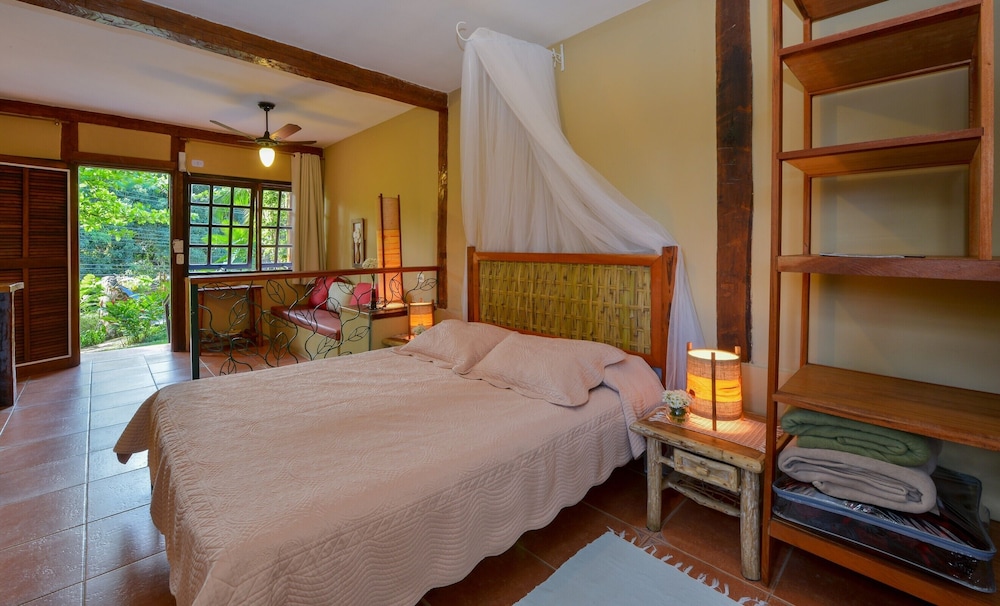Flat, Queen Bed