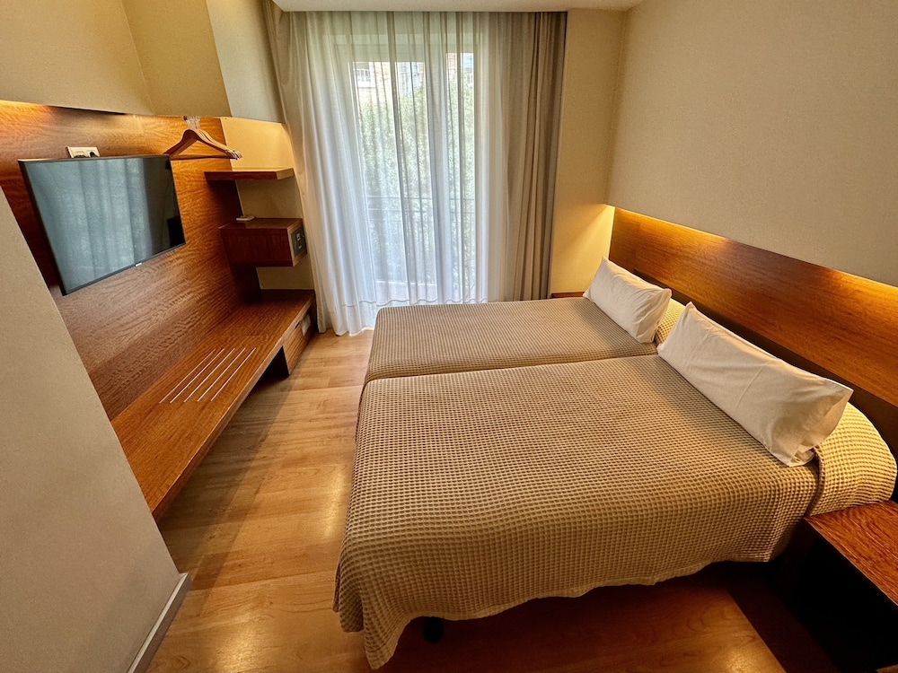 ROOM, TWIN BEDS