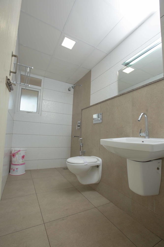 HOTEL SOWNTHARIYAM 28/30