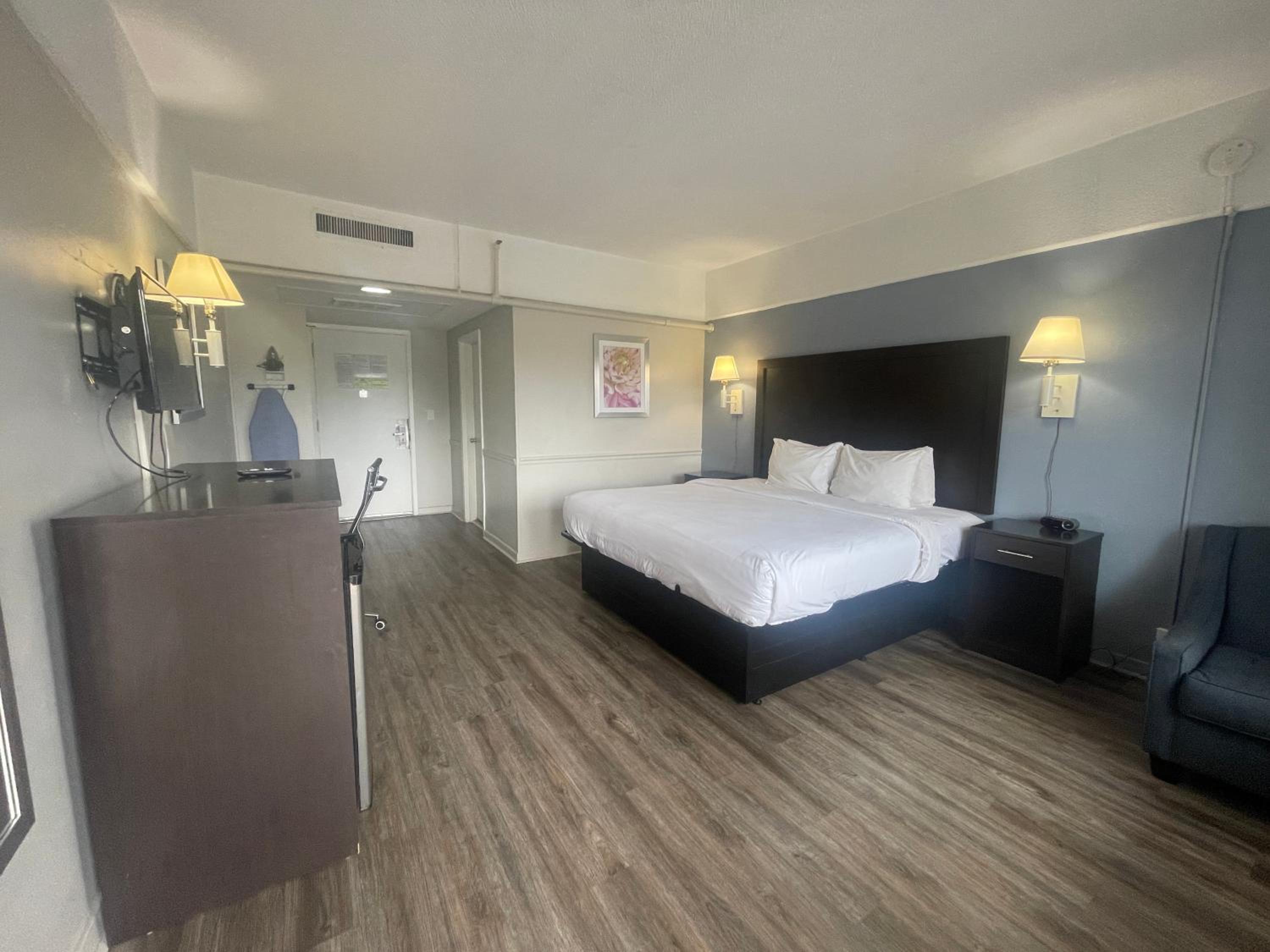 ROOM, KING BED, SMOKING