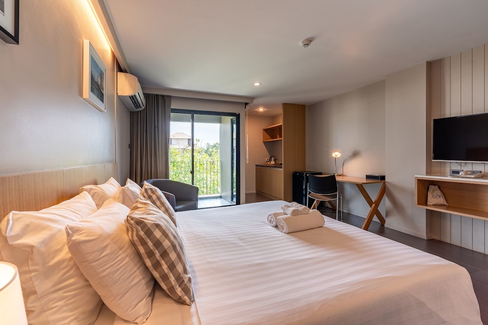DELUXE, KING BED, BALCONY