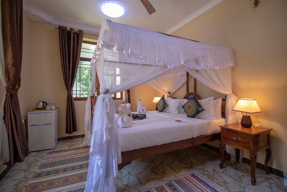 Sunny Palms Beach Bungalows 15/65
