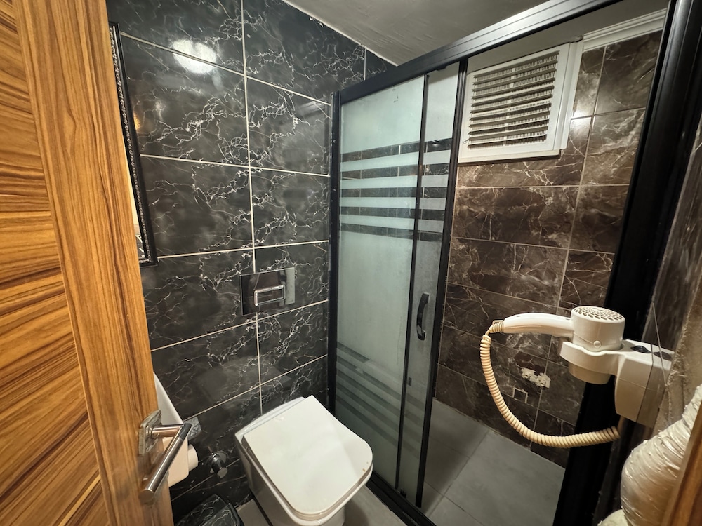 Grand Lara Hotel & Apartments 26/28