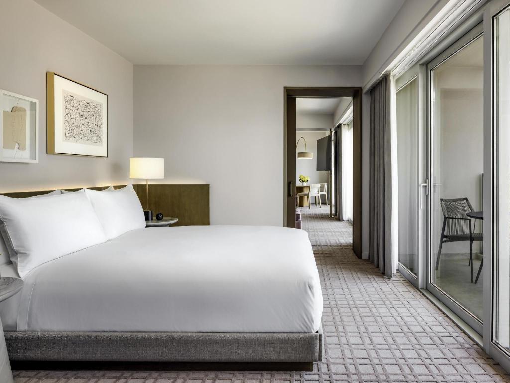 1 Bedroom, Signature, Fairmont Gold, Suite, King Bed, Lounge Access, Corner
