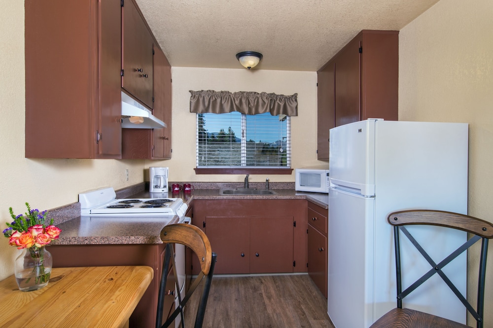 Tahoe Lakeshore Lodge & Spa 50/62