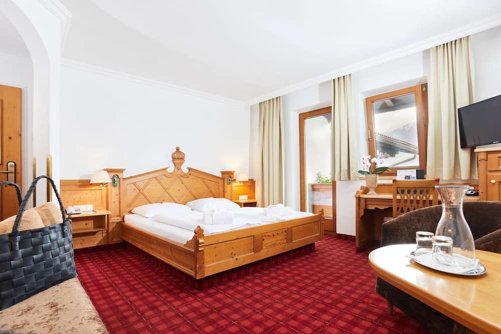 ROMANTIC, QUEEN BED