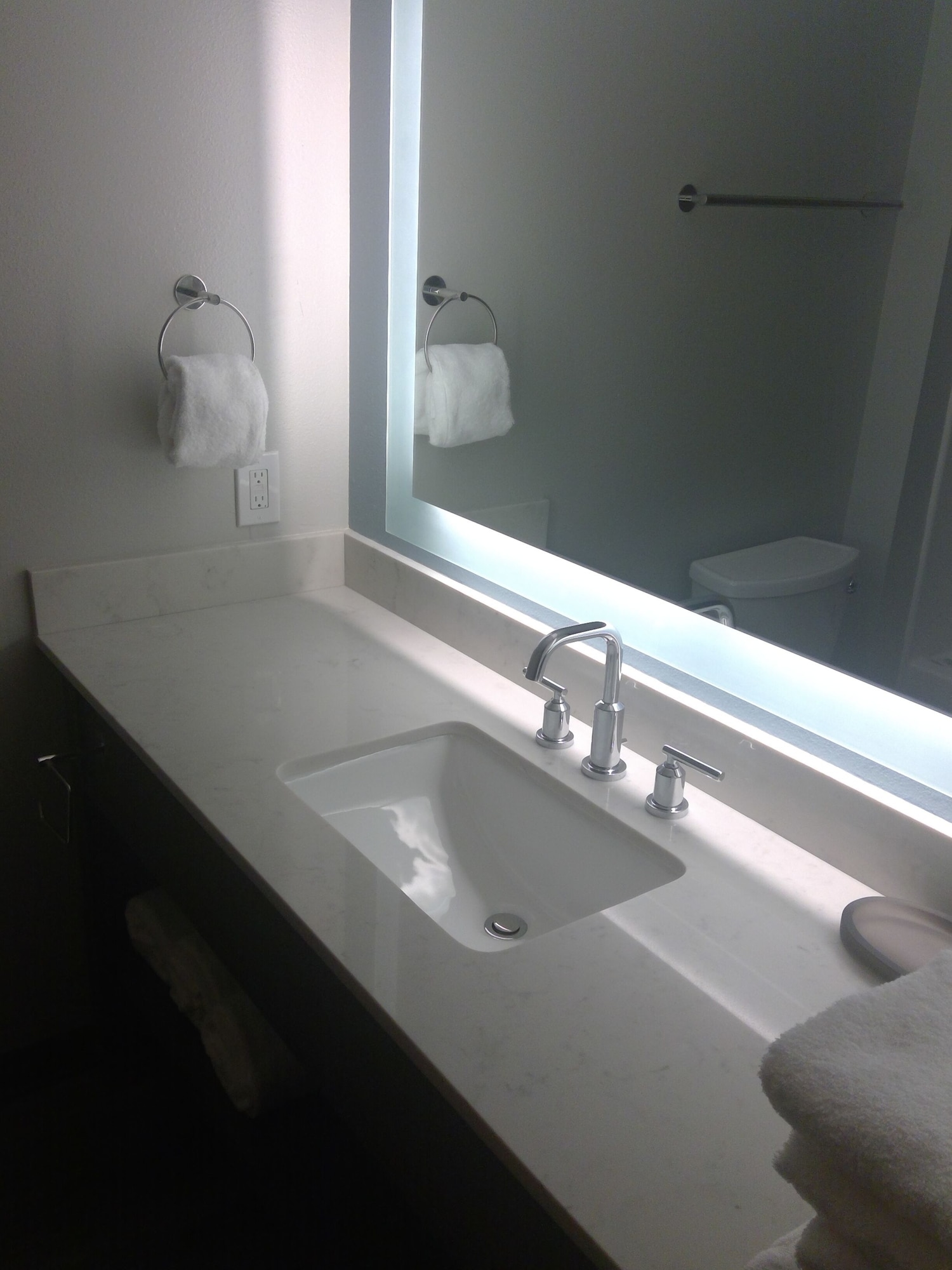 غرفة قياسية بسرير كينج مع أريكة، SureStay Plus Hotel by Best Western Highland Poughkeepsie 7/7