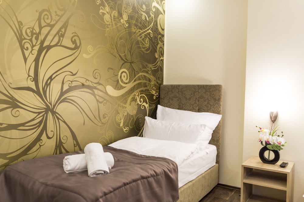 Madison Rooms 23/50