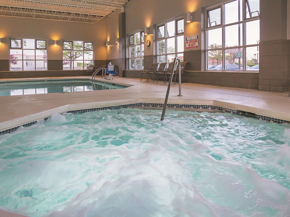La Quinta Inn & Suites by Wyndham Detroit Utica 29/49
