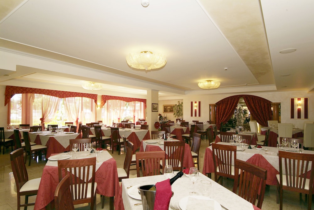 restaurant cafeteria
