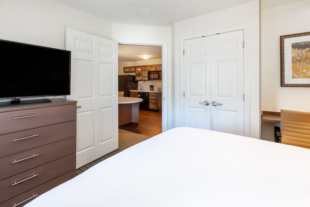 Candlewood Suites West Springfield 12/58