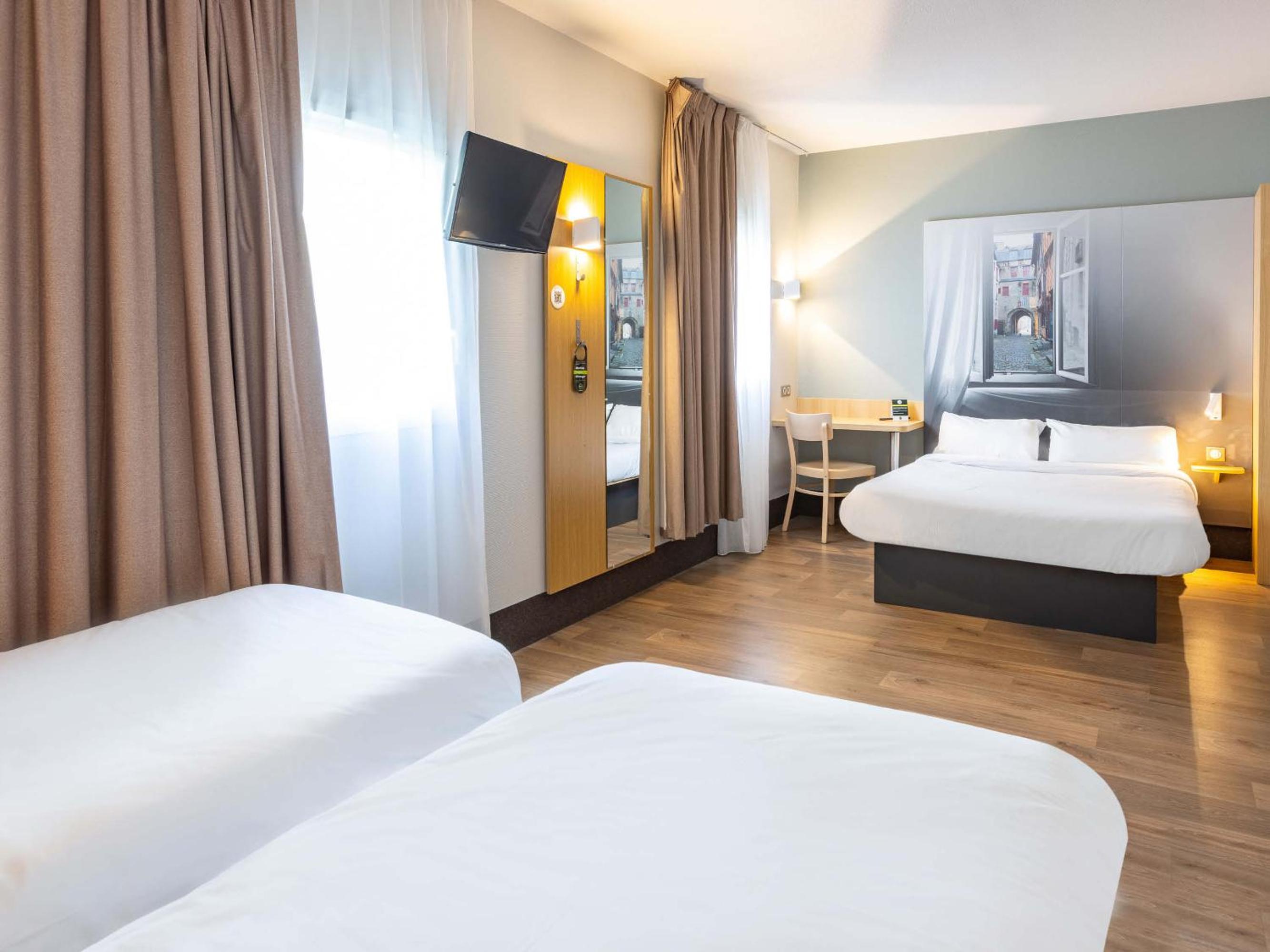 ROOM, QUADRUPLE